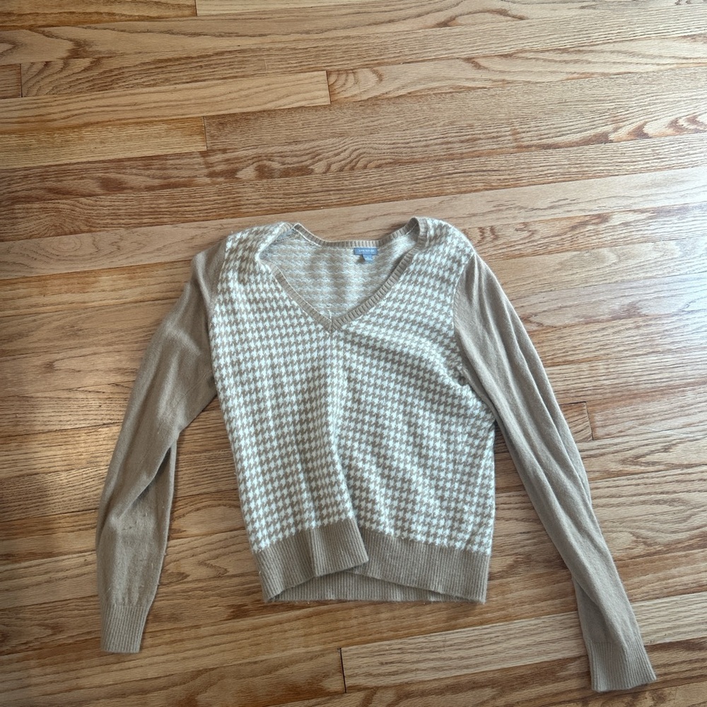 V-neck houndstooth sweater